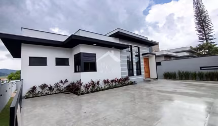 Elegância e Bem-Estar em Atibaia – Casa com 3 Suítes e Piscina no Loanda.