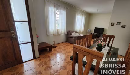 Casa térrea, quintal amplo, rua arborizada para quem gosta de estar em contato com a natureza. 03 dormitórios