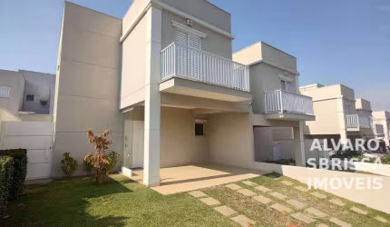 Sobrado com três dormitórios sendo uma suíte, A dois minutos do shopping e do Pão de Açúcar e a 5 do centro da cidade
