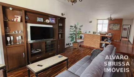Casa com ótima localização em bairro nobre com possibilidade de ser comercial também. 300m2 at e 190m2 ac