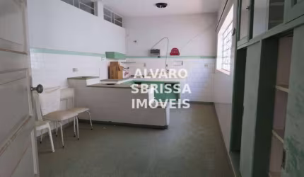 Casa na área comercial da cidade. Possui 645m2 de terreno. Vocação para escritórios, área da saúde, hotelaria ou residência. Estuda Permuta