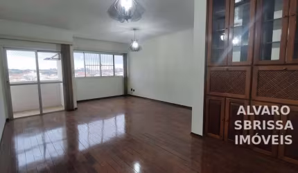 Apartamento confortável com 3 dormitórios sendo uma suíte com hidra, no centro de Itu, a 3 quadras da praça central da cidade. 170m2