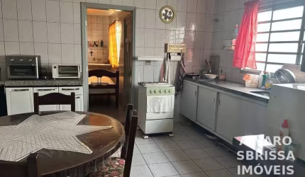 Casa com três dormitórios na região central de Itu