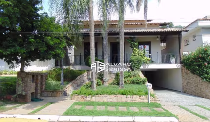 Casa estilo colonial, possui 3 suítes com ar condicionado e armários. Condomínio Portella Itu SP