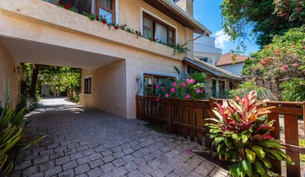 CASA AMPLA, ACONCHEGANTE COM ARQUITETURA ATEMPORAL