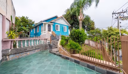 CASA COM AMPLO TERRENO NO SEMINÁRIO
