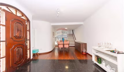 Sobrado Charmoso Com 350M²,3 Dormitorios,4 Vagas de Garagem e Amplo Espaço ao Ar Livre na areá Da Churrasqueira Com Possiibilidade De Piscina