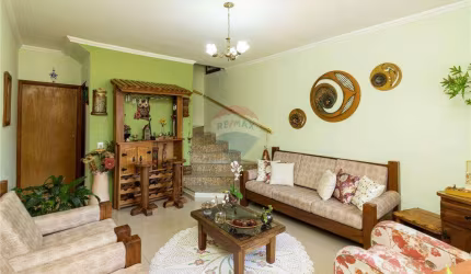 Casa moderna com vista deslumbrante e área gourmet em localização privilegiada.