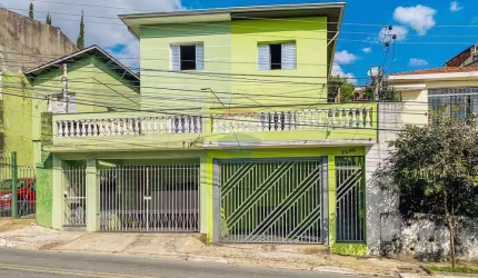 Vista e potencial em uma casa cheia de possibilidades na Vila Mangalot!