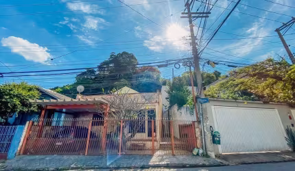 Casa de 160m²  3 em 1 localizada em bairro residencial tranquilo