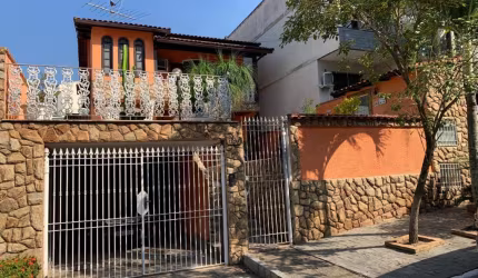 Venha se encantar com essa incrível casa de 4 quartos, sendo uma suíte no térreo