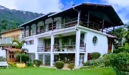 Linda Casa triplx com 5 quartos e com 1.600M² de área