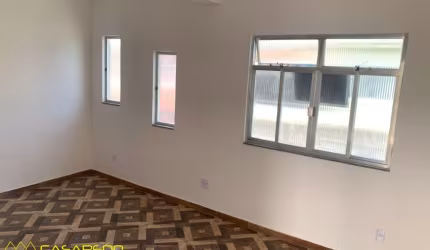 Linda casa em condomínio fechado para venda, na Taquara, com churrasqueira e terraço.