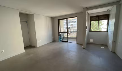 Apartamento de três dormitórios com closet, sacada com churrasqueira ao lado da UFSC