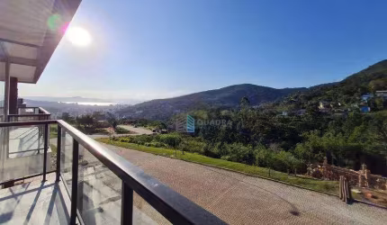Casa à Venda com Vista para o Mar no bairro Itacorubi, Florianópolis !!