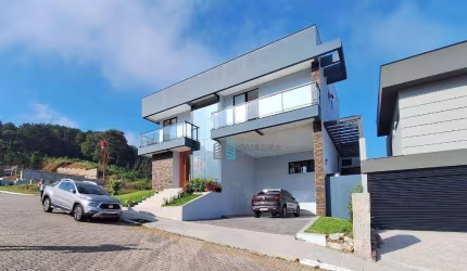 Casa à Venda com Vista para o Mar no bairro Itacorubi, Florianópolis !!