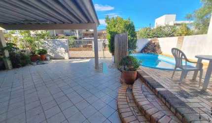 Casa à Venda Muito Bem Localizada no Santa Mônica, Florianópolis !!