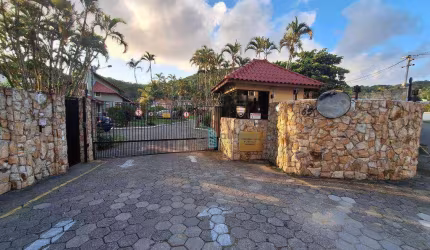 Casa à Venda em Condomínio Fechado no bairro Sambaqui, Florianópolis !!