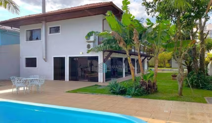 Casa à Venda com Amplo Terreno de Esquina no Parque São Jorge, Florianópolis !!