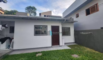 Casa com 2 dormitórios para alugar, 40 m² por R$ 2.529,35/mês - Pantanal - Florianópolis/SC