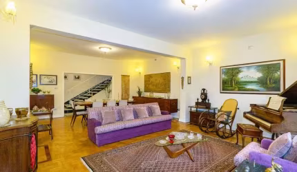 Elegante e Espaçoso Sobrado à Venda no Bairro Aclimação, São Paulo - SP