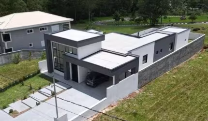 Casa térrea à venda no Condomínio Reserva Santa Maria Nature no Jardim do Golf I em Jandira - SP