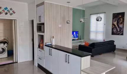 Casa de condomínio para venda tem 300 metros quadrados em Paisagem Renoir - Cotia - SP.