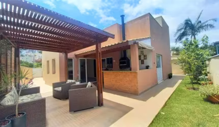 Casa à venda no Condomínio Valville 1 em Alphaville, Santana de Parnaíba - SP.