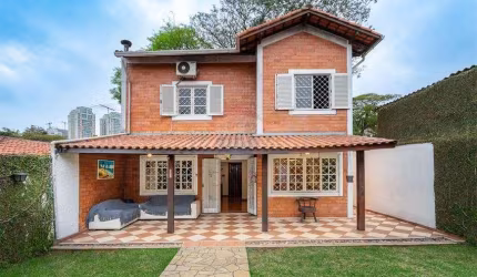 Casa à Venda no Bairro Jardim Petrópolis, São Paulo - SP
