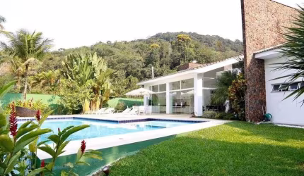 Casa á venda em Guarujá - SP.