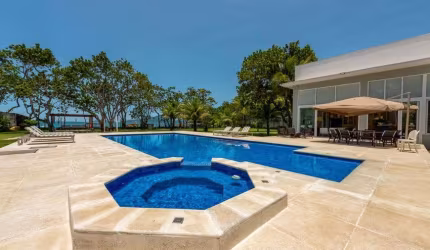 Casa à venda na Praia Vermelha em Ubatuba - SP.