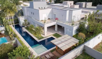 Casa de condomínio para venda tem 710 metros quadrados com 5 quartos