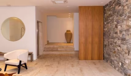 Casa de condomínio para venda tem 980 metros quadrados em Tamboré - SP.