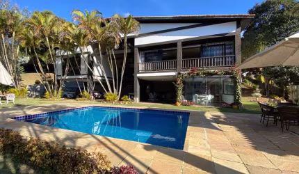 Casa para venda possui 600 metros quadrados com 4 quartos em Nogueira - Petrópolis - RJ.