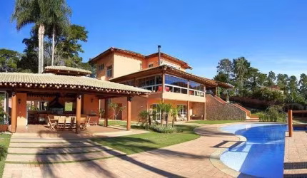 Casa de altíssimo padrão em condomínio fechado localizada em Ibiúna, São Paulo.