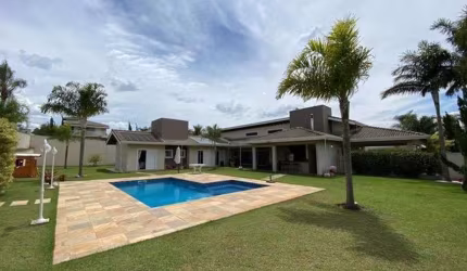 Casa de condomínio para venda tem 1350 metros quadrados com 4 quartos