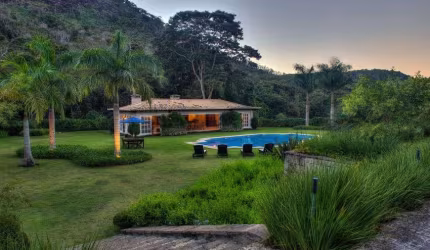Casa de condomínio para venda possui 1000 metros quadrados com 8 quartos no RJ.