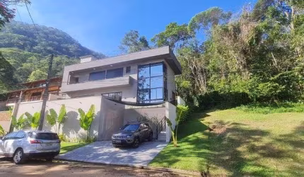 Casa de praia em condomínio fechado, localizada em Lagoinha em Ubatuba, São Paulo .