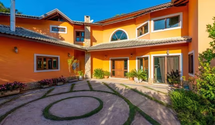 Casa de condomínio para venda possui 303 metros quadrados com 6 quartos