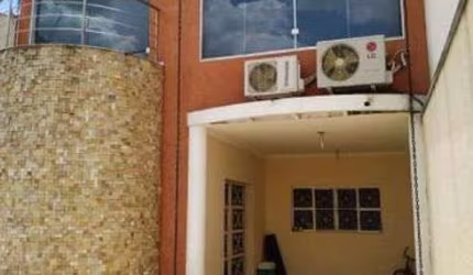 Casa mobiliada para venda possui 137 metros quadrados em Campinas - SP.