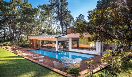 Casa de alto padrão à venda em Campos do Jordão - SP.