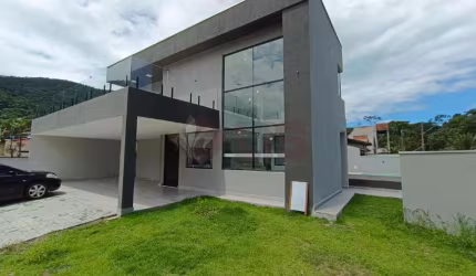 Oportunidade Única! Imóvel de Alto Padrão em Condomínio Fechado, próximo à Praia da Mococa.