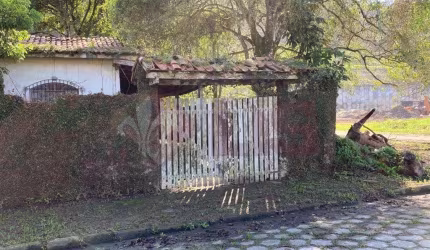 PERFEITA LOCALIZAÇÃO, CASA TÉRREA. BAIRRO TRANQUILO E SEGURO. FRENTE PARA PRAÇA