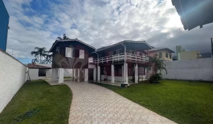 Linda Casa de 4 Quartos a 300 metros da Praia em Massaguaçu, Caraguatatuba-SP