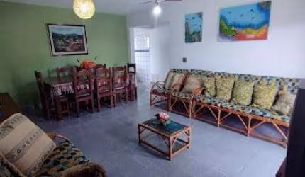 Apartamento mobiliado, muito espaçoso e ventilado.