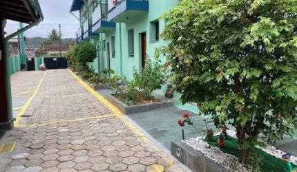 SOBRADO EM CONDOMÍNIO NA MELHOR PRAIA DE CARAGUATATUBA, COM LAZER PISCINA, ÁREA GOURMET, 01 VAGA DE