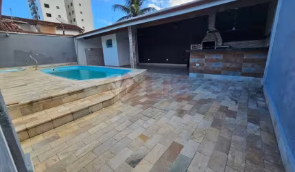 Estilo e lazer na praia! Casa com piscina e gourmet a 150m da praia Martim de Sá! Agende sua visita