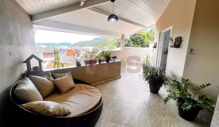OPORTUNIDADE ÚNICA: CASA À VENDA PERTO DO CENTRO DE CARAGUATATUBA!