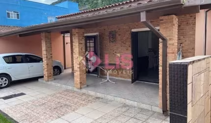 Oportunidade única! Casa térrea, ampla, em frente a bela praça, a poucos minutos da Praia Martim de