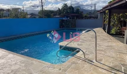 Ampla  Casa Térrea de Esquina com Piscina e Área Gourmet -  Conforto, Lazer e Excelente Localização